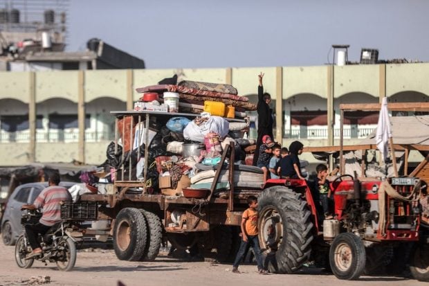 Mii de oameni își părăsesc locuințele din cauza bombardamentelor israeliene din sudul Fâșiei Gaza