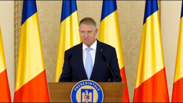 Reacția lui Iohannis, întrerupt de un telefon în timpul unui discurs: „Complicat cu telefoanele, domnu’ ambasador”. VIDEO