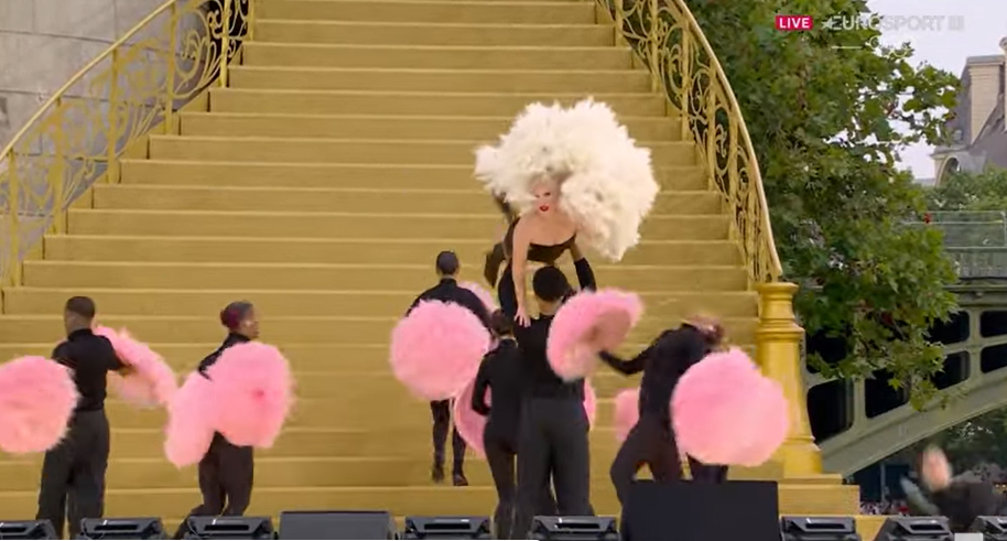 Un dansator a căzut pe scenă în timp ce Lady Gaga cânta la ceremonia de deschidere a Jocurilor Olimpice 2024 de la Paris