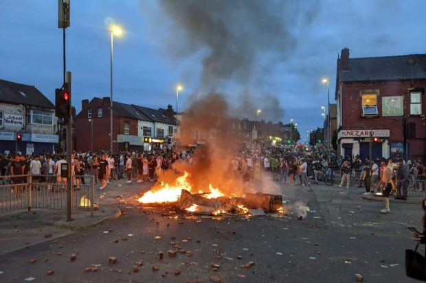 Revoltă în Leeds, după ce autoritățile britanice au încercat să preia copiii unei familii de români. „Răstoarnă mașina! Să vină mascații de la București!”. Precizările MAE