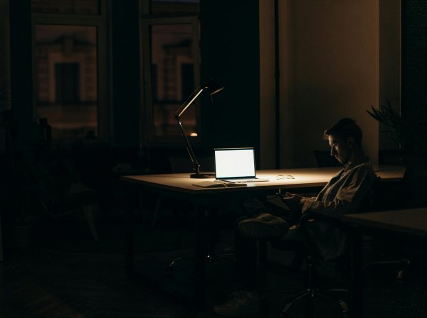 Epidemia nevăzută a singurătății la job și rețeta pentru conectare