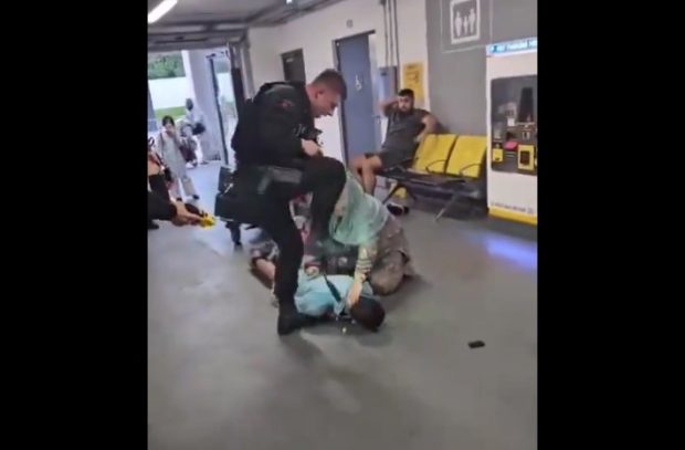 Imaginile cu un poliţist care face o arestare violentă pe aeroportul din Manchester stârnesc proteste | VIDEO