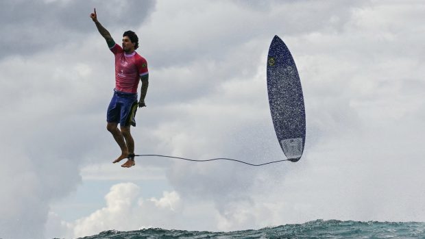 „Surferul plutitor”. Fotograful care a surprins momentul la Jocurile Olimpice dezvăluie cum a făcut poza: „Era în spatele valului și nu-l puteam vedea”