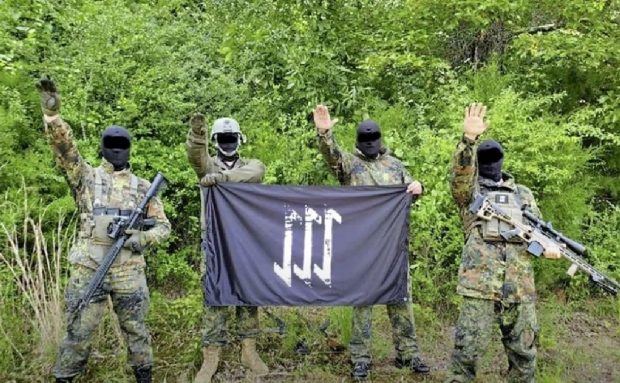 Gruparea neonazistă The Base, fondată de un american care se ascunde în Rusia, a fost inclusă pe lista UE a organizațiilor teroriste