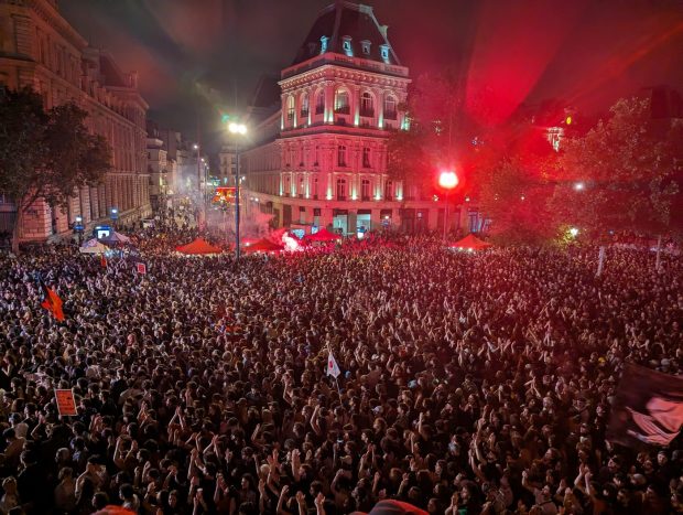 Franța, spre ape neexplorate: mai poate fi oprită extrema dreaptă a lui Marine Le Pen? Primele concluzii înainte de turul final al unor alegeri cruciale și pentru europeni