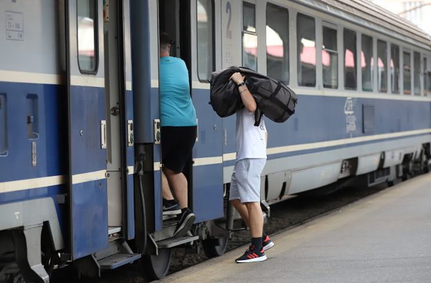 Un vagon al trenului IRN 347 Viena-Bucureşti Nord a deraiat în județul Brașov. Călătorii, preluați cu autocare
