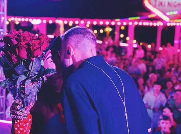 Oana Radu, sărutată pe scenă de un bărbat de la care a primit trandafiri. Declarația artistei: „Și eu sunt foarte îndrăgostită de tine”