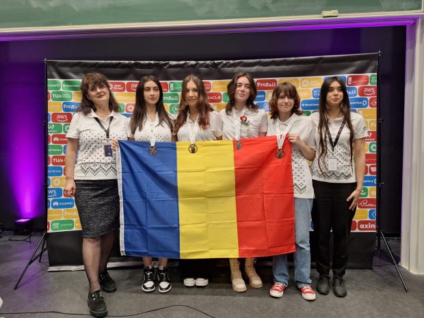 Patru eleve din România, medaliate cu argint și bronz la Olimpiada Europeană de Informatică pentru fete