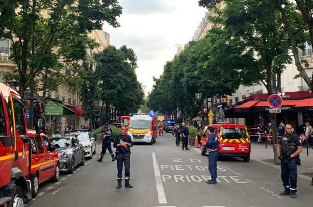O mașină a intrat într-un grup de oameni pe terasa unei cafenele din Paris. Un mort și șase răniți
