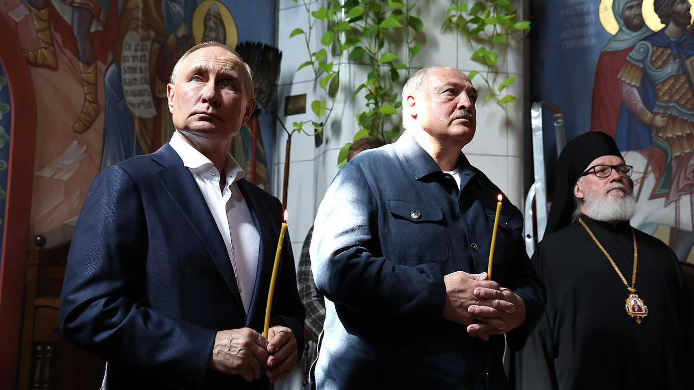 Vladimir Putin și Aleksandr Lukașenko s-au întâlnit la o mănăstire rusească. Vladimir Putin și Aleksandr Lukașenko s-au întâlnit la o mănăstire rusească.