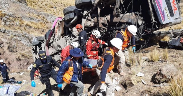 29 de morți și 15 răniți, într-un autobuz care a căzut 200 de metri într-o prăpastie, de pe o șosea montană din Peru