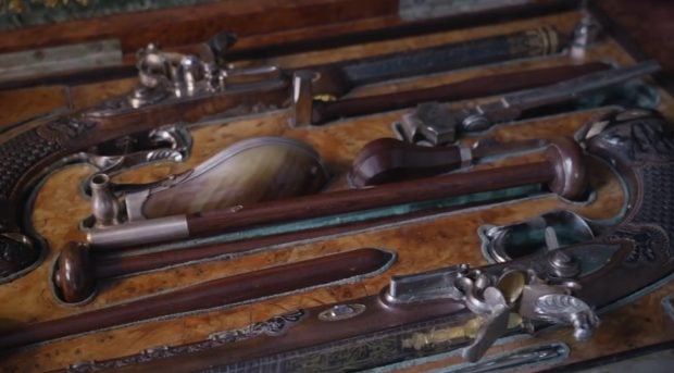 Două pistoale ale lui Napoleon I, cu care a încercat să se sinucidă, scoase la licitaţie la Paris. Cât valorează