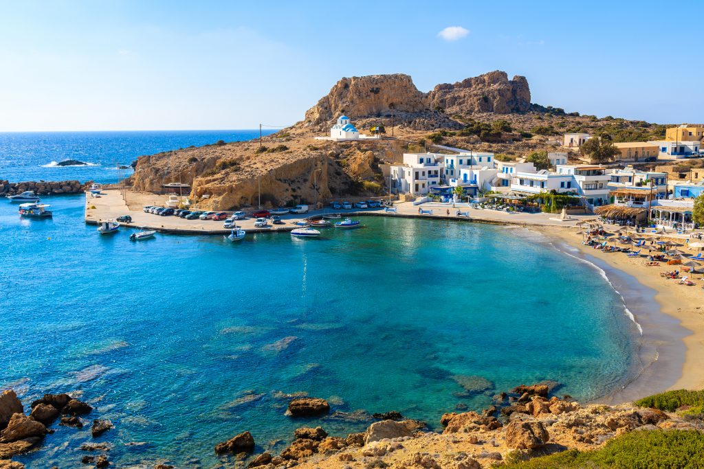 plaja si portul finiki din insula greceasca karpathos foto 123 rf