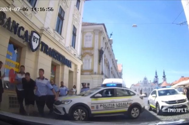 Poliţist din Timişoara, ameninţat şi lovit cu maşina de un şofer drogat. Tânărul s-a dat jos din mașină și a fugit, dar a fost prins. VIDEO