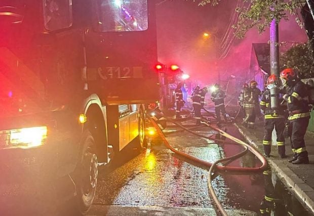 Incendiu violent în Bucureşti, la un grup de locuinţe din sectorul 3. 26 de persoane au fost evacuate