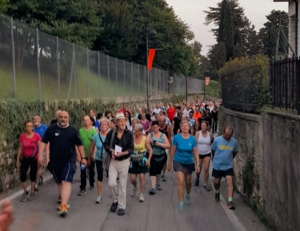 Locuitorii unui sat din Italia aleargă împreună cu primarul pentru a-l ajuta să slăbească: „M-au făcut gras acum ceva timp, au scris pe un perete”