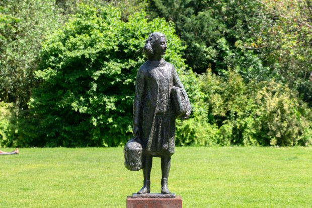 Statuia Annei Frank din Amsterdam, vandalizată cu mesajul „Gaza”. „Niciun palestinian nu a fost ajutat de mânjirea statuii ei atât de prețioase”