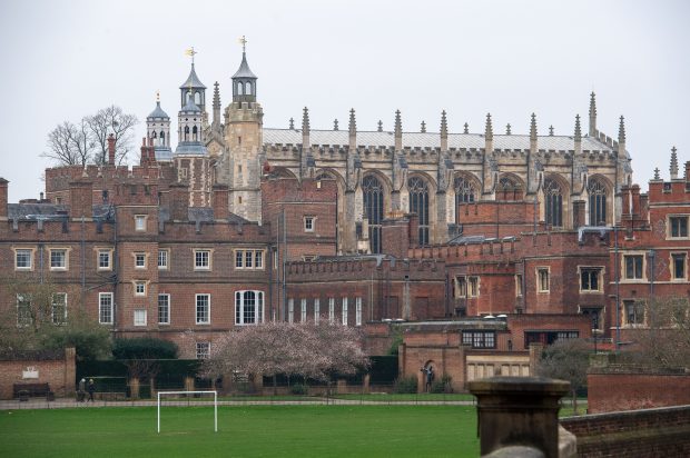 Colegiul Eton, la care au învățat prinții William și Harry, a interzis smartphone-urile. Ce variantă le oferă elevilor