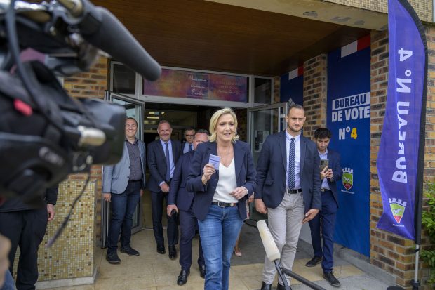 Marine Le Pen spune că, dacă partidul său ajunge la putere, va anula permisiunea ca Ucraina să lovească Rusia cu arme franceze