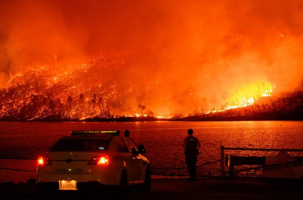 Peste 13.000 de persoane au fost evacuate din calea incendiului Thompson care pârjolește California de Nord