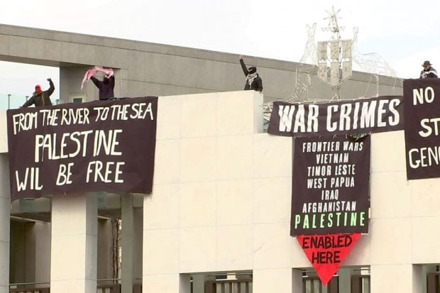 Manifestanți pro-palestinieni s-au urcat pe acoperișul Parlamentului Australiei pentru a desfășura bannere împotriva războiului din Gaza