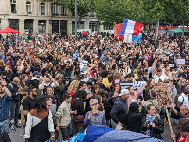 Victoria stângii în alegerile din Franța, sărbătorită de mii de oameni în centrul Parisului. Ciocniri între poliție și unii manifestanți