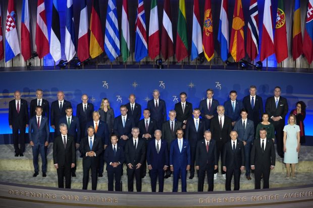 NATO a anunțat că sprijină Ucraina, dar nu vrea să închidă comunicarea cu Rusia, ca să prevină escaladarea războiului