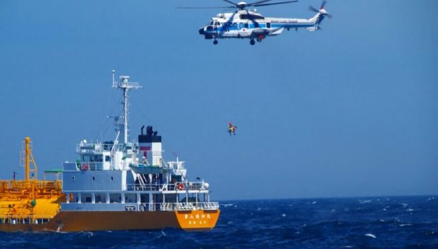 Femeie salvată la 80 de kilometri de coastele Japoniei, după ce a plutit în derivă 36 de ore