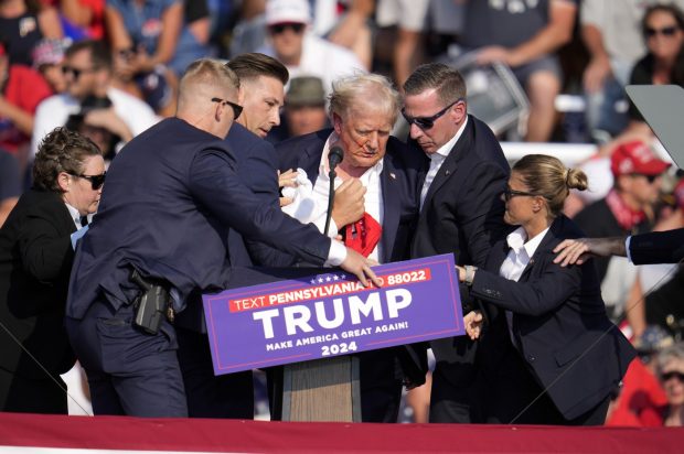 Atacatorul lui Trump avea dispozitive explozive în maşină, scrie Wall Street Journal. Arma aparţinea tatălui său