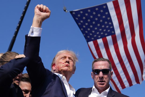Imaginea lui Trump cu fața însângerată, după tentativa de asasinat, postată pe site-ul său pentru mobilizarea donatorilor