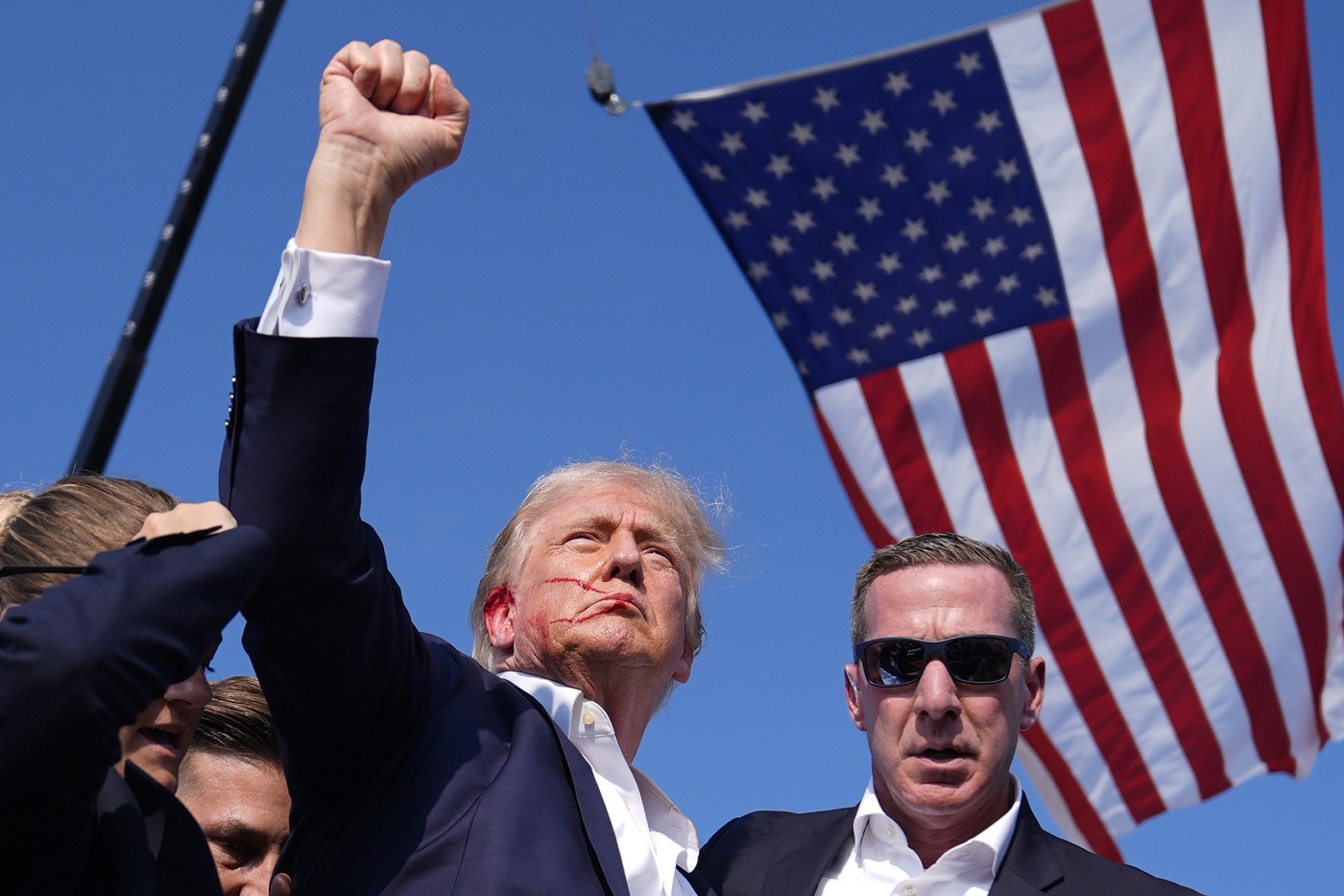 Donald Trump, Evacuat De La Un Miting De Campanie, După Ce S-au Auzit Bubuituri Similare Focurilor De Armă. Fostul Președinte Al SUA, Cu Sânge Pe Față în Urma Incidentului