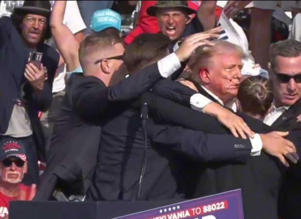 „Lăsați-mă să-mi iau pantofii!”. Ce reacție a avut Donald Trump în secundele după ce a fost lovit de glonț în ureche