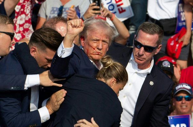 Prima reacție a lui Donald Trump după tentativa de asasinat asupra sa: „Am fost împușcat cu un glonț”
