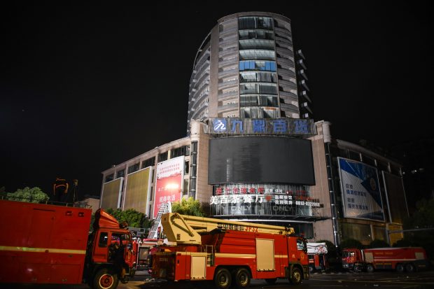 Incendiu puternic într-un centru comercial din China. Cel puțin 16 persoane au murit