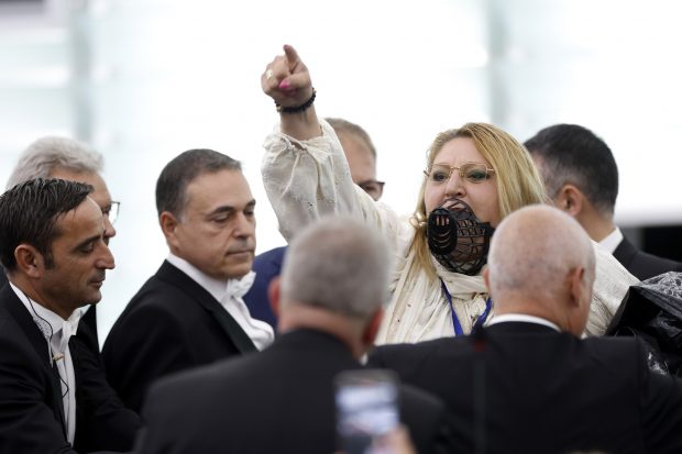 Diana Șoșoacă, dată afară din plenul Parlamentului European, în timpul dezbaterii privind alegerea Ursulei von der Leyen. Și-a pus o botniță la gură