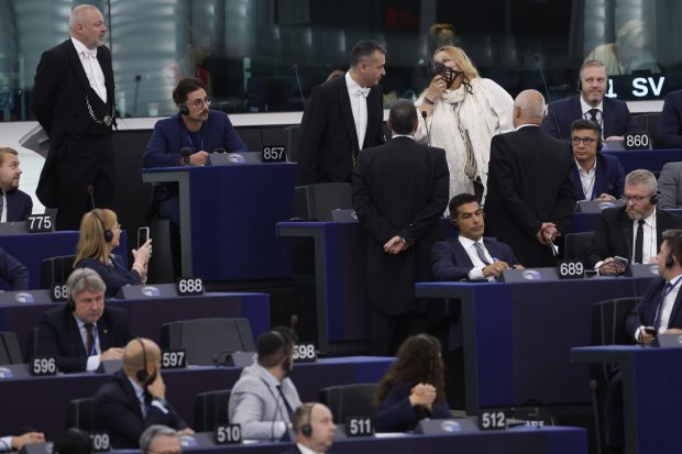 Scandalul provocat de Diana Șoșoacă în PE, care a dus la evacuarea ei din plen, relatat de presa internațională. Ce scriu AFP și Politico