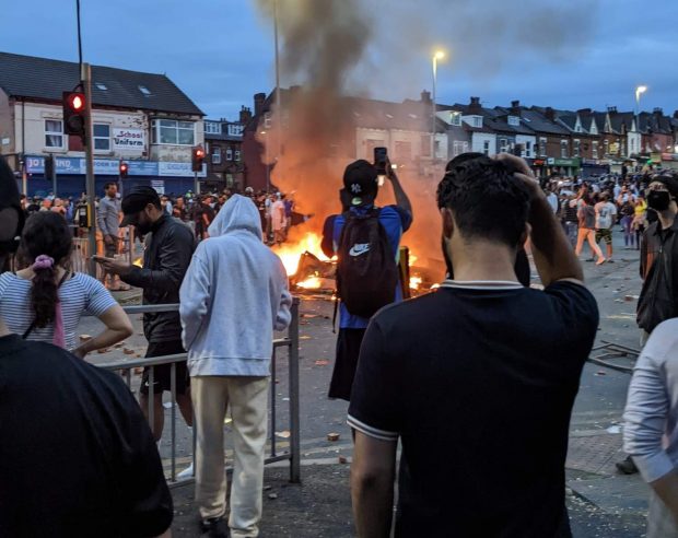 Autorităţile române menţin dialogul cu familia din Leeds, după violențele de stradă, a anunțat MAE