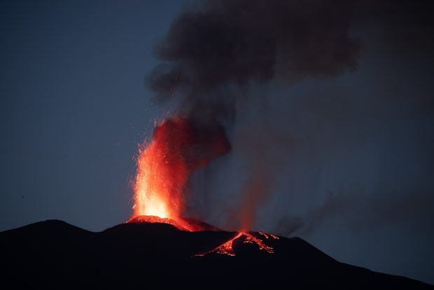Ploaie de cenușă peste aeroportul din Catania, după erupţia vulcanului Etna. Toate zborurile, suspendate