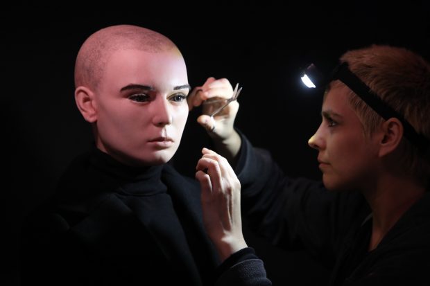 O statuie de ceară a lui Sinead O’Connor, retrasă dintr-un muzeu din Dublin după un val de critici. Fratele cântăreței: „Mi s-a părut hidoasă”
