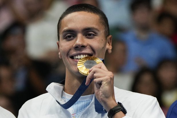 Imagini cu momentul în care David Popovici câștigă aurul la 200 de metri liber la JO 2024. VIDEO