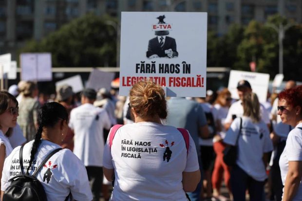 Protest al contabililor, economiștilor și antreprenorilor în Piața Victoriei. „Fără haos în legislaţia fiscală”