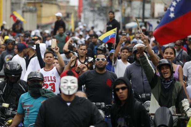 Maduro susține că este ținta unei „lovituri de stat” și recheamă personalul diplomatic din șapte țări. Patru morți în protestele din Venezuela