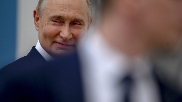 Sancțiunile impuse de grupul G7, încălcate fără nicio reținere de Rusia. Cum se alimentează regimul de la Kremlin cu mașini de lux și piese pentru drone și radare