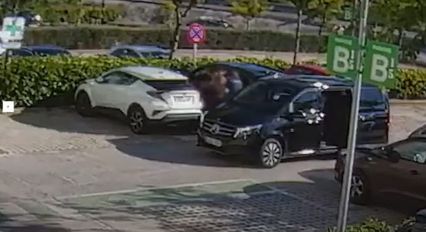 Român deghizat în polițist, filmat în timp ce răpește, împreună cu mafioți ruși, doi milionari. Totul s-a întâmplat într-o parcare din Spania
