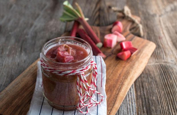 Cum să faci compot de rubarbă – reţete