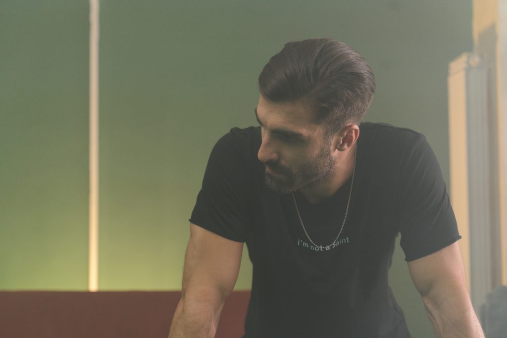 Ce rol joacă Constantin Dogioiu în serialul „Înapoi în Groapa”: „Un personaj extrem de contorsionat”. În seara asta apare la Pro TV 4 sasa 1