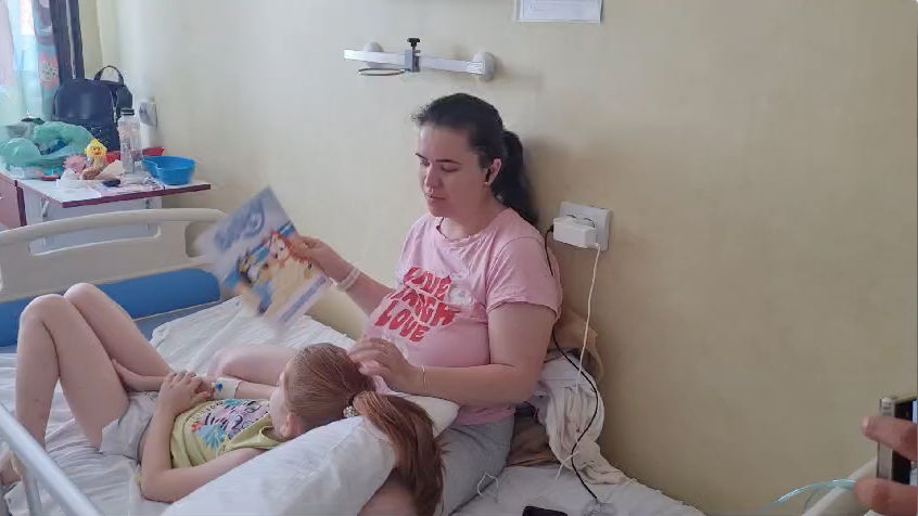 REPORTAJ. Printre pacienții care suferă la 38 de grade în saloanele spitalului din Câmpina. „Cum fierbe ciorba pe foc așa fierbem noi, în clocot”