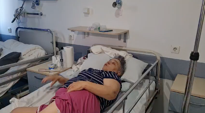 REPORTAJ. Printre pacienții care suferă la 38 de grade în saloanele spitalului din Câmpina. „Cum fierbe ciorba pe foc așa fierbem noi, în clocot”