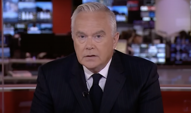 Huw Edwards, jurnalistul care a anunțat la BBC moartea reginei Elisabeta a II-a, acuzat de realizarea de imagini pornografice cu copii