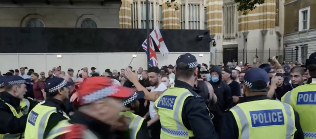 Ciocniri cu poliţia în faţa Downing Street, la Londra, după protestele antiimigraţie din Southport | VIDEO